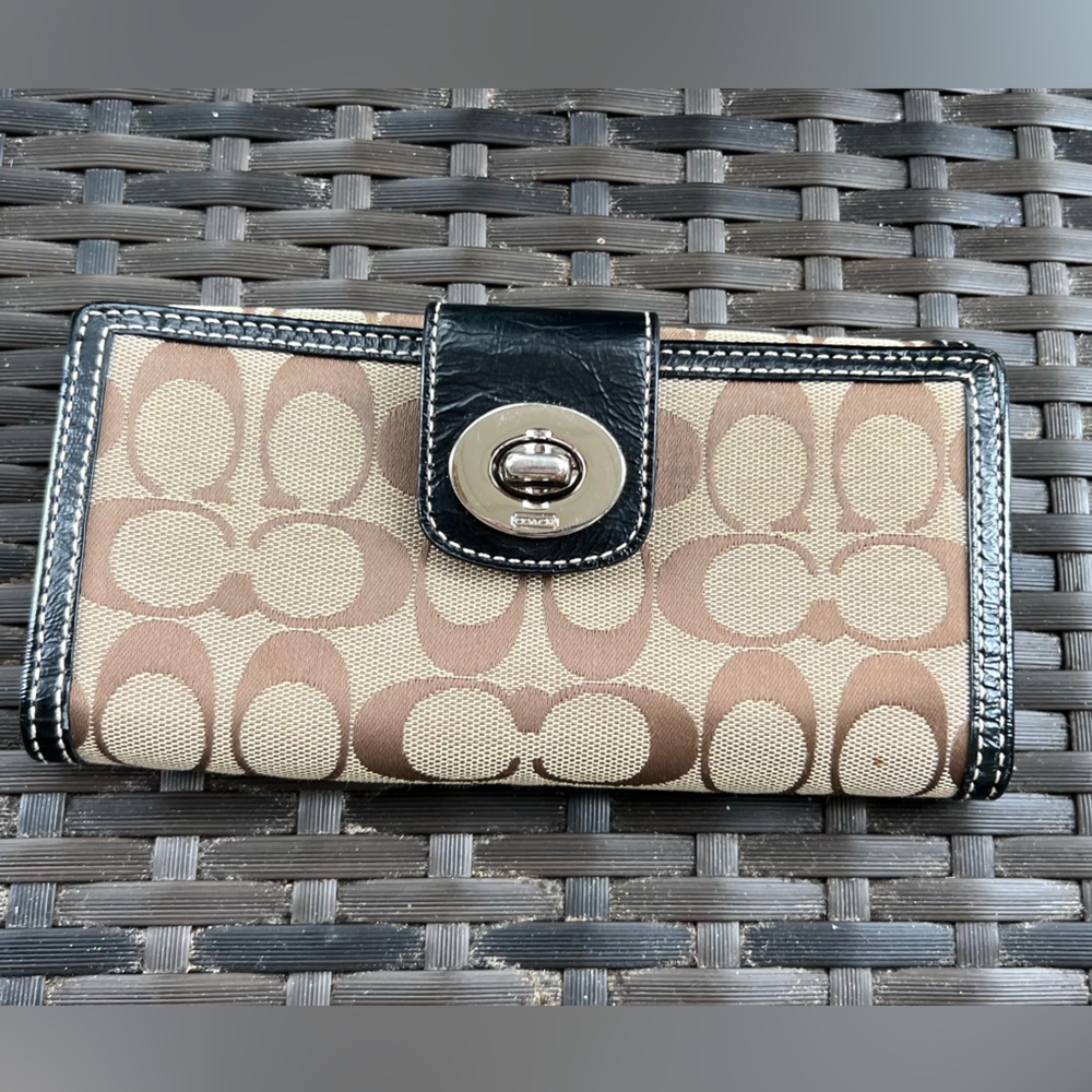 COACH - Signature Khaki wallet with black trim and metal closure